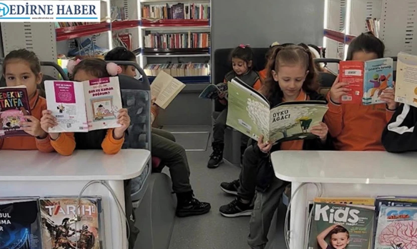 Gezici kütüphane öğrencileri kitapla buluşturuyor