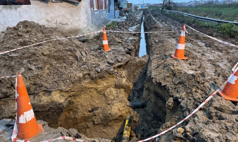 Göçük altında kalan 3 işçi hastaneye kaldırıldı