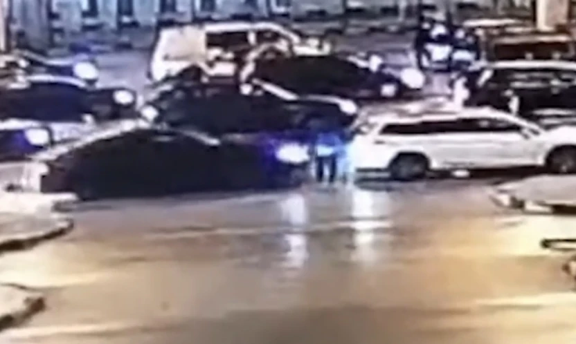 Gümrük memuru iki aracın arasına sıkıştı