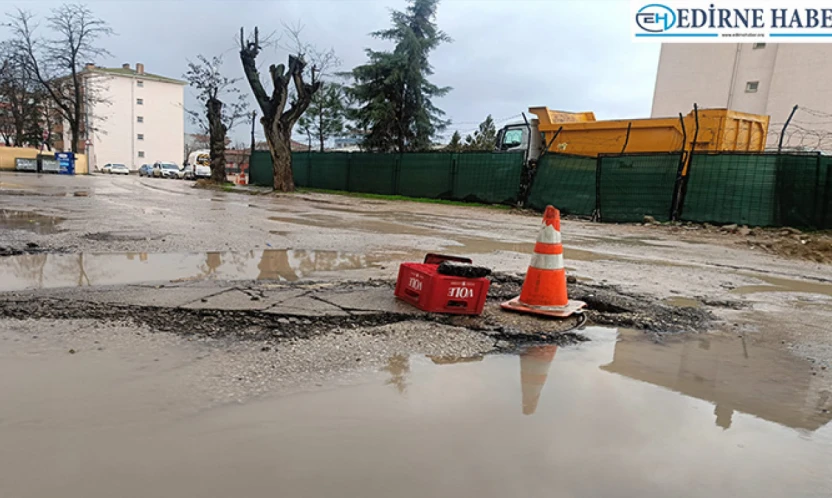 Kaleiçi'nde yol değil çukur var: duba belediyeciliği tepki çekiyor