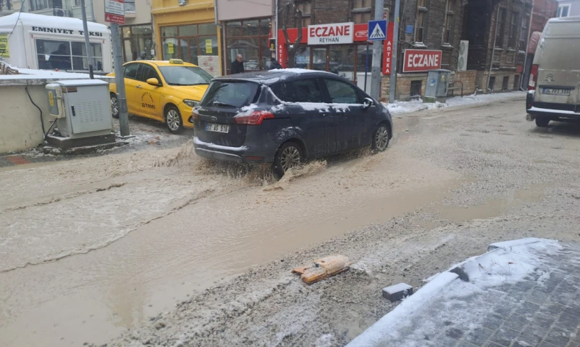 Kaleiçi yolları alarm veriyor