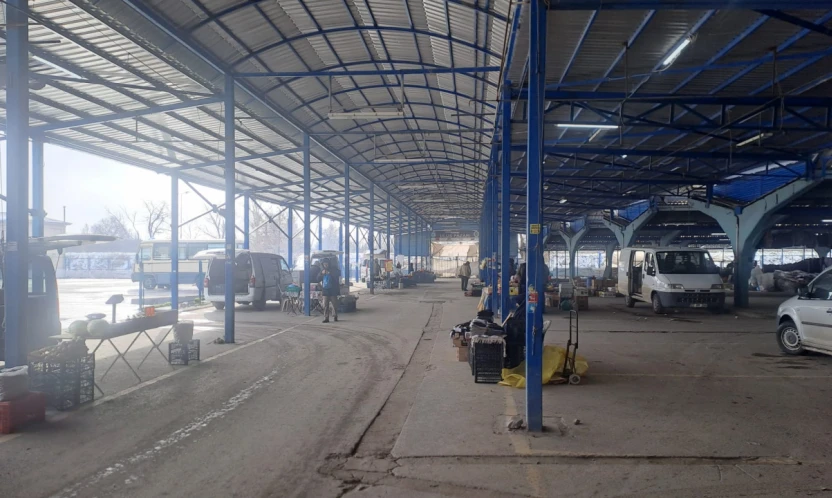 Kar ve ayaz pazara engel oldu