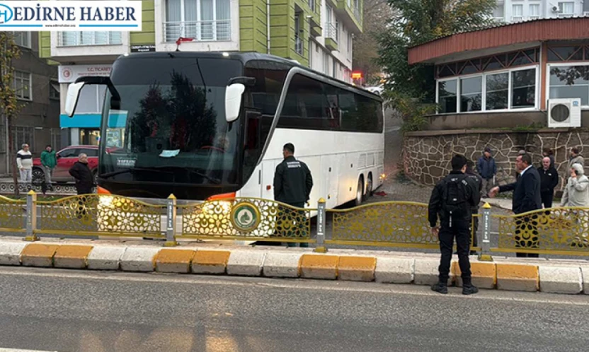 Kayarak yolu kapatan otobüs trafiği kilitledi