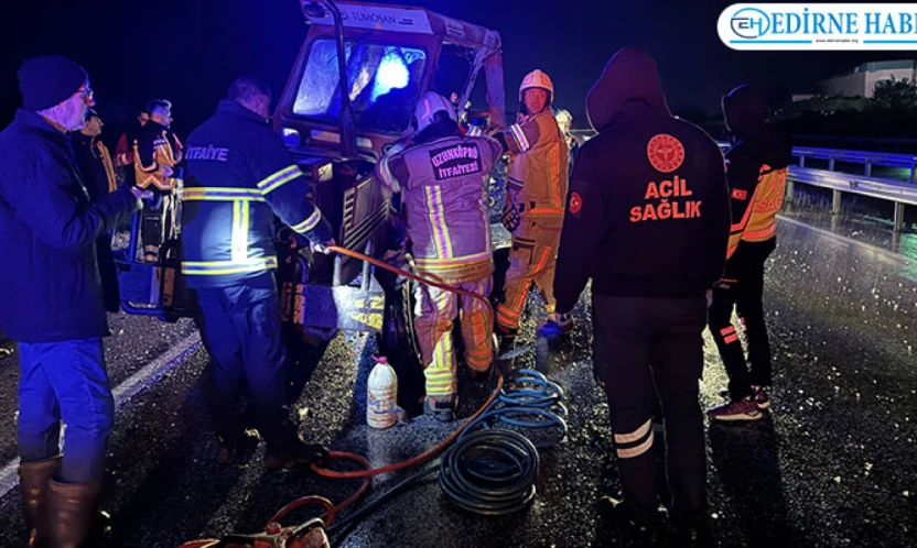 Kazada traktörde sıkışan sürücüyü itfaiye ekipleri kurtardı