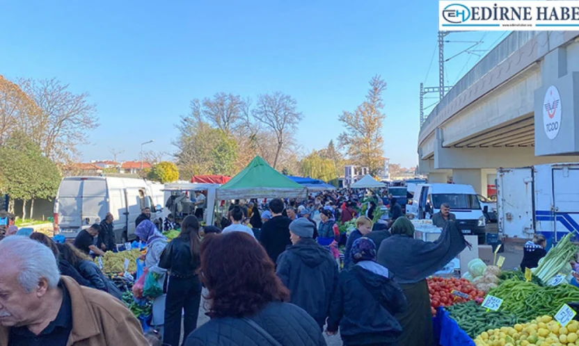 Kışlık ürünler tezgahta yerini aldı, pazarda adım atacak yer kalmadı