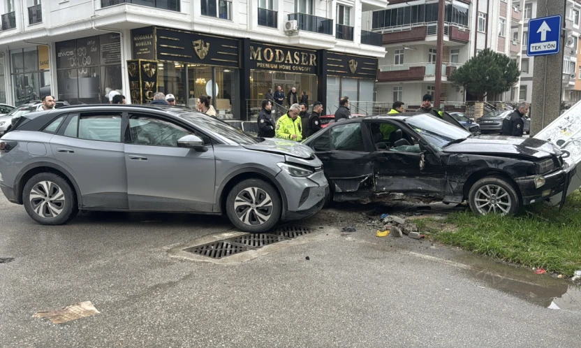 Korkutan kaza: 2 kişi yaralandı