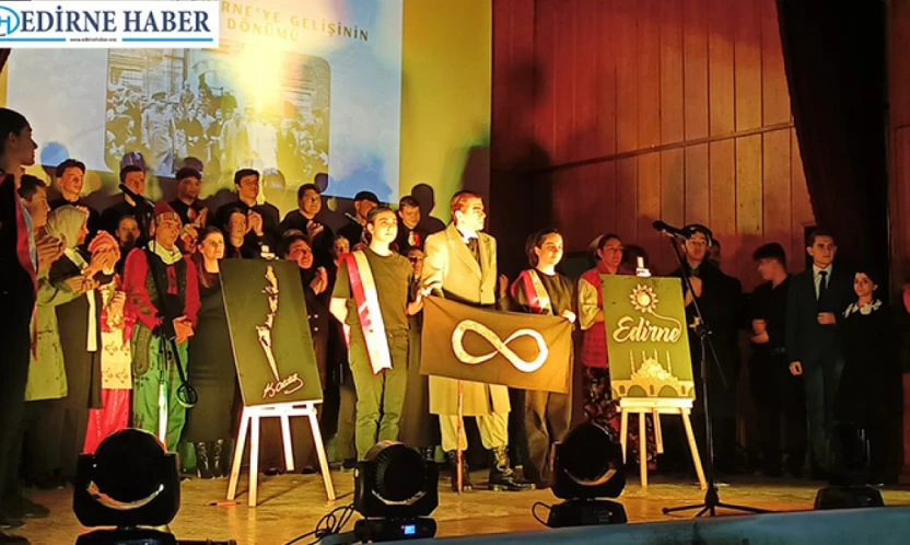 Lise öğrencileri, Atatürk'ü düzenlediği programla andı