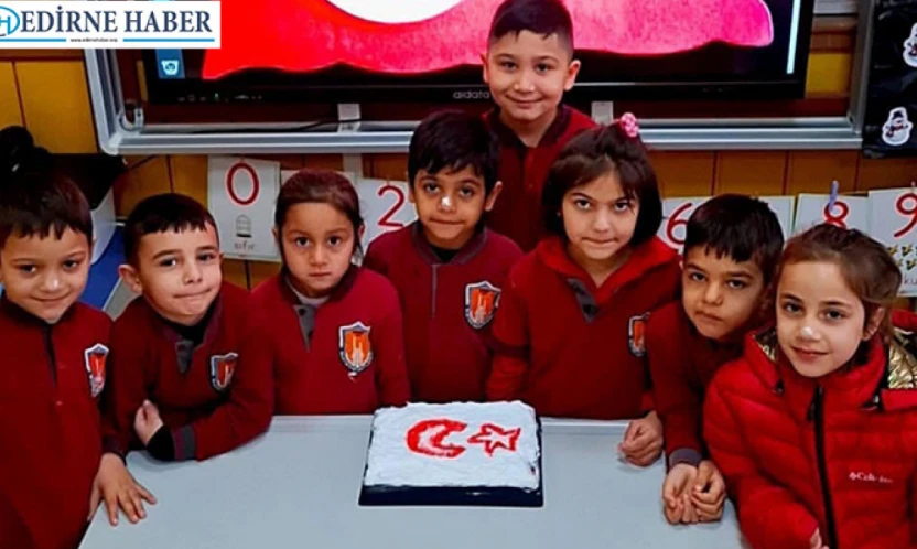 Minik öğrencilerden al bayrağa büyük sevgi