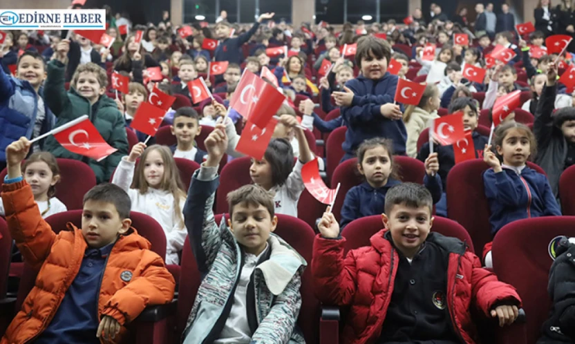 Okullarda ikinci dönem 'Bayrak sevgisi' temasıyla başladı