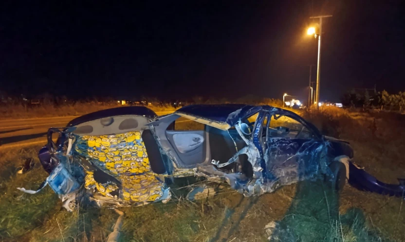 Otomobil ikiye bölündü, sürücü yaralandı