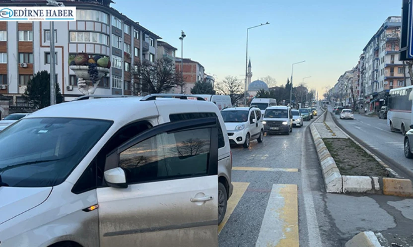 Otomobille elektrikli bisiklet çarpıştı