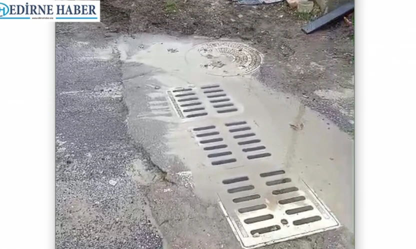 Özgür Çocuklar Parkı yanında rögar patladı