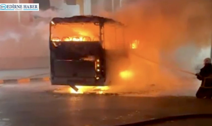 Park halindeki otobüs alev aldı