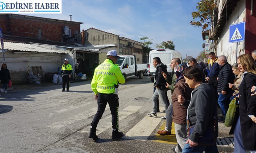 Polis ekiplerinden hem yayalara hem trafiğe kolaylık sağlayan uygulama