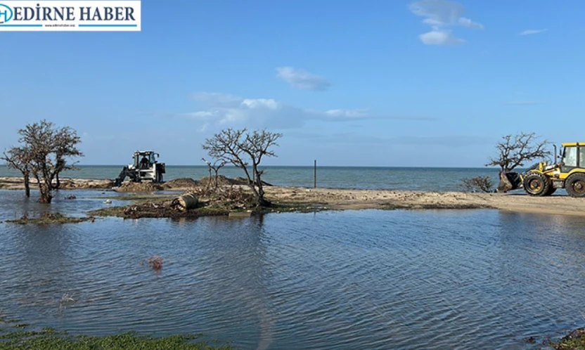 Sağanak Enez'i esir aldı: Sokaklar göle döndü
