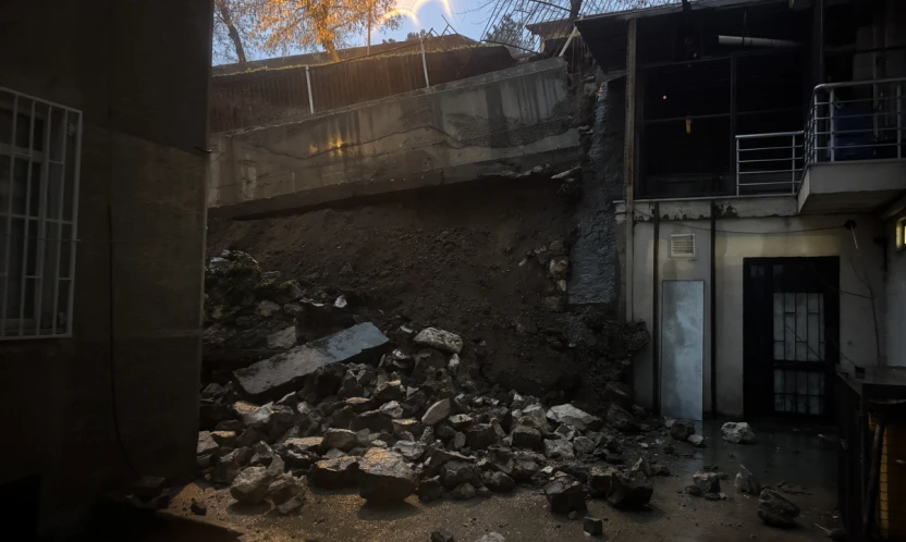 Sağanak nedeniyle bir apartmanın istinat duvarı çöktü