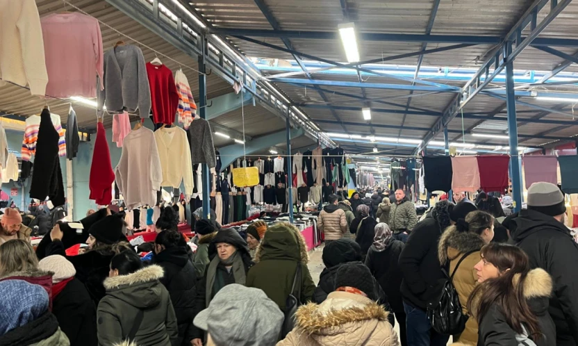 Soğuk havaya rağmen Cuma Pazarı doldu taştı