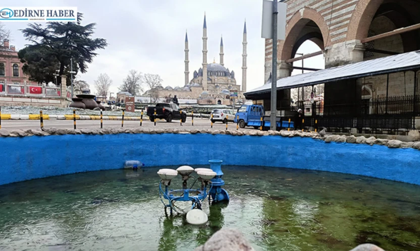 Süs havuzları buz tuttu, cadde ve sokaklar boş kaldı
