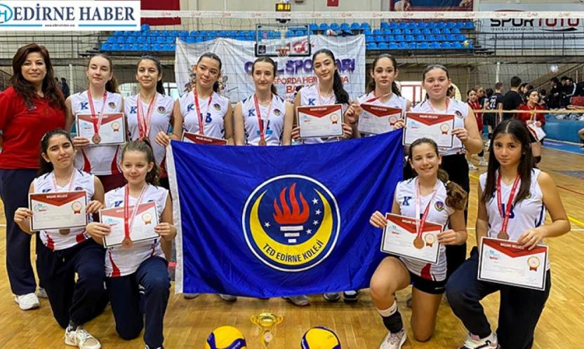 TED Edirne Koleji Yıldız Kız Voleybol takımı il üçüncüsü