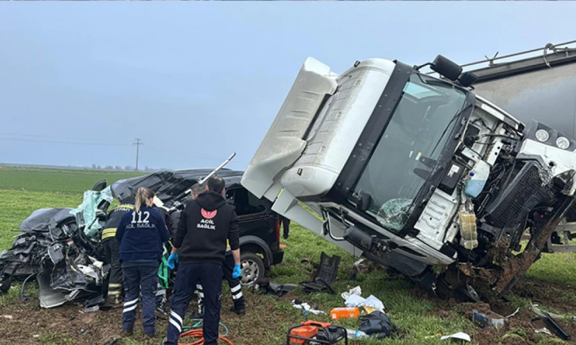 Tırla çarpışan araç hurdaya döndü, sürücü kurtarılamadı