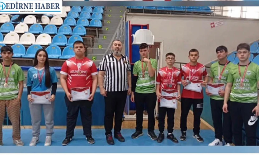 Uzunköprülü öğrencilerden bilek güreşinde büyük başarı