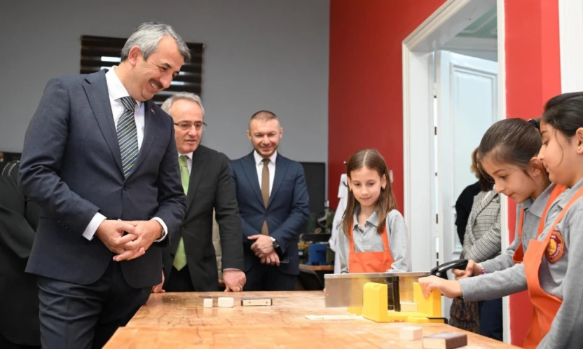 Vali Sezer, yaşam becerileri atölyelerinde öğrencilerle buluştu