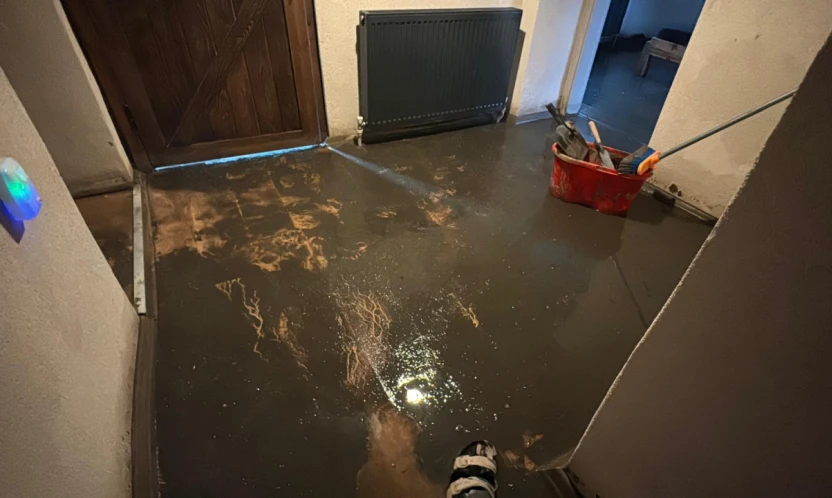 Yağış nedeniyle evi su bastı