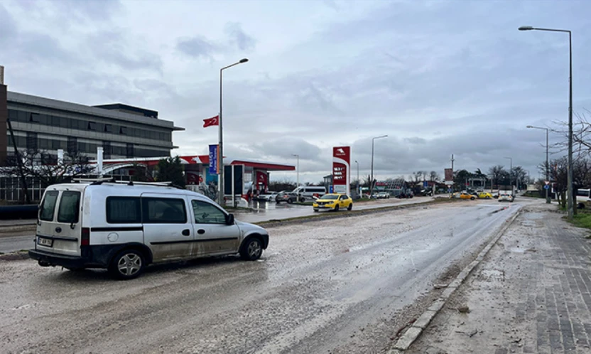 Yağmur yağdı, çukurlar büyüdü: Hilly Otel kavşağı alarm veriyor