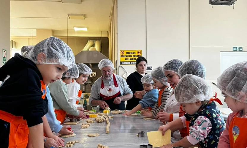 Yarım asırlık usta, saray tatlılarının sırlarını çocuklara anlattı